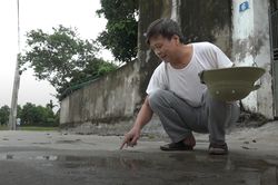 Đường liên thôn ở Hà Nội nứt toác, vá víu chằng chịt sau 15 ngày hoàn thiện