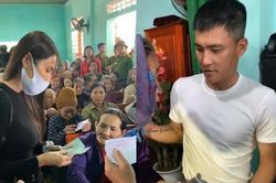Dân nghèo rốn lũ Hà Tĩnh nhận quà từ vợ chồng Công Vinh - Thủy Tiên