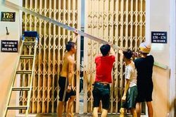 Người dân Đà Nẵng chằng néo nhà cửa đón bão số 9 trong đêm