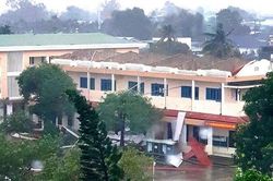 Bão số 9: Các bệnh viện ở Quảng Ngãi thiệt hại nặng, xe bọc thép đưa người đi cấp cứu
