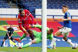 Pickford thuê vệ sĩ sau pha vào bóng với Van Dijk