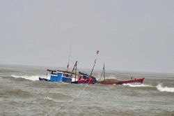 3 phương tiện bị chìm và mất liên lạc, huy động 2 tàu kiểm ngư để tìm kiếm cứu nạn