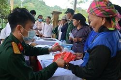 Học viện Quân y khám bệnh, cấp phát thuốc miễn phí tại huyện Na Hang, tỉnh Tuyên Quang
