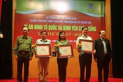 Trao giải cuộc thi sáng tác tiểu thuyết, truyện và ký 'Vì an ninh Tổ quốc và bình yên cuộc sống'