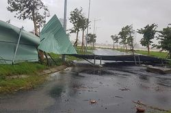 Gió bão bứt văng mái tôn, quật đổ cây xanh ở Quảng Nam - Quảng Ngãi
