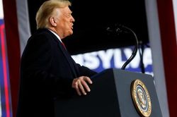Ông Trump không tránh được vụ kiện phỉ báng của một nhà văn