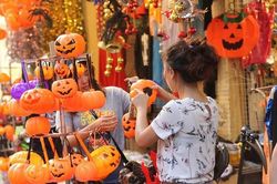 Thị trường 28/10: Giá Iphone 12 giảm mạnh, nhộn nhịp sắm sửa đồ hóa trang Halloween