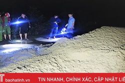 Sà lan khai thác cát trái phép trên sông Ngàn Sâu 'bỏ chạy' khi bị phát hiện