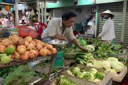 Thị trường rau xanh tại TP Hồ Chí Minh tăng giá vì ảnh hưởng mưa bão