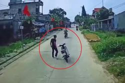 Nam thanh niên đầu trần, đánh võng trước mũi ô tô rồi có hành động bất ngờ khiến cư dân mạng ngán ngẩm