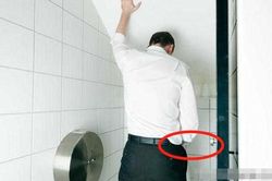 Thấy bố đi vệ sinh, bé gái thất thanh 'ruột của bố bị rơi ra ngoài rồi' và màn xử lý kịp thời của mẹ