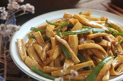 Được cho túi nấm đùi gà, bỏ vào nồi xào lại được món ngon hơn cả thịt cá