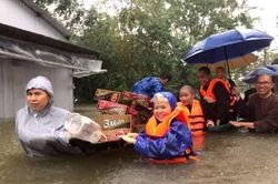 Mất mát miền Trung & tình người trong bão lũ