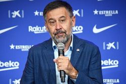 Chủ tịch Barca tuyên bố từ chức sau những lùm xùm quanh Messi