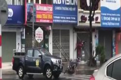 Clip: Người đi đường và xe máy bị gió thổi bay trên phố Đà Nẵng