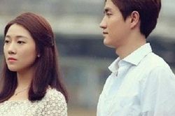 Chồng vừa đi thăm bố vợ ốm về thì chết điếng khi vợ đặt vào tay túi hành lý và đơn ly hôn, câu nói 'dọn rác' của cô mới đủ 'đau điếng'