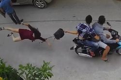 Cướp kéo người phụ nữ ngã đập mặt xuống đường