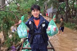 Đổi chuyến du lịch sang chảnh thành hành trình cứu trợ vùng lũ
