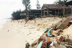 Sạt lở bãi tắm biển Gio Hải, chín nhà quán bị sập