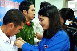 Đại úy Công an cứu người trong lũ được tặng Huy hiệu 'Tuổi trẻ dũng cảm'
