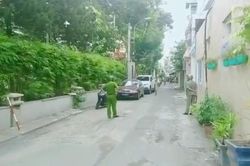 Người đàn ông nghi tâm thần cầm hung khí gây náo loạn khu dân cư ở quận 3