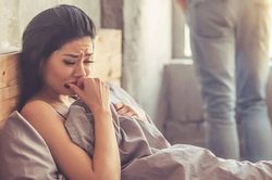 Tôi lập tức viết đơn ly hôn khi thấy viên thuốc trong ví chồng