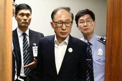 Nhận hối lộ, cựu Tổng thống Hàn Quốc Lee Myung-bak bị phạt 17 năm tù