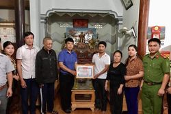 Chàng trai phụ hồ lao xuống sông Lam cứu 3 người chìm thuyền