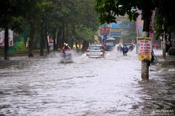 Mưa lớn giữa trưa, nhiều tuyến đường ở TP.Vinh bị ngập