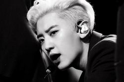 SM ngầm thừa nhận Chanyeol (EXO) là 'trai làng chơi'?