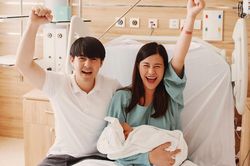 Con gái Đông Nhi: Bảo bối 'ngậm thìa vàng' từ trong bụng mẹ