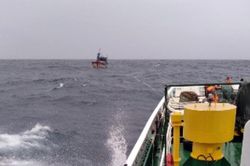 Tàu kiểm ngư KN 467 đang lai dắt tàu cá và 11 ngư dân gặp nạn vào bờ
