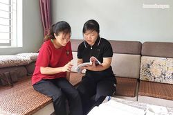 Nữ sinh dân tộc Thái hiếu học