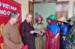 Chùa Hải Quang, Pháp Vân trao quà tại miền Trung