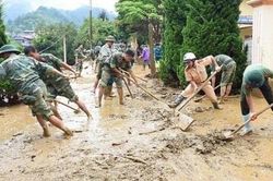 Xúc động hình ảnh lực lượng Công an giúp dân khắc phục bão lũ