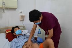 Không có tiền chữa bệnh, người phụ nữ ngậm ngùi xin bác sĩ cho con về nhà