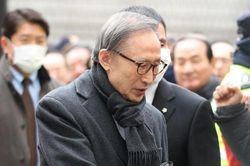 Cựu Tổng thống Hàn Quốc Lee Myung-bak bị kết án 17 năm tù