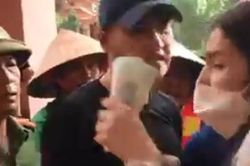 Thủy Tiên tuyên bố sẽ tạm dừng việc phát tiền cứu trợ nếu mọi người chen lấn thiếu an toàn