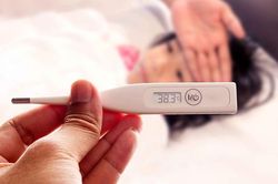 Phân biệt cảm sốt thông thường và sốt xuất huyết