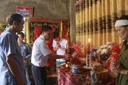 Chủ tịch tỉnh Quảng Bình thăm hỏi gia đình cán bộ Mặt trận qua đời khi giúp dân chống lũ