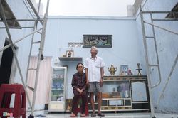 Người Quảng Ngãi lợp lại mái nhà sau bão