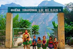 Lớp học chon von trên vách đá