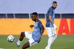 Benzema xin lỗi Vinicius vì kêu gọi đồng đội 'tẩy chay'