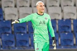 Navas quá nhàn rỗi, lao lên đá như tiền vệ PSG