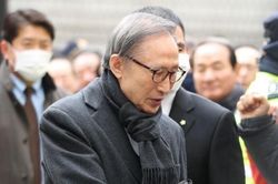 Cựu Tổng thống Hàn Quốc Lee Myung-bak bị tăng án tù