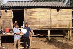 Tặng 10 triệu đồng cho vợ chồng nghèo tìm người trả lại khoản tiền bỏ quên trong quần áo hỗ trợ