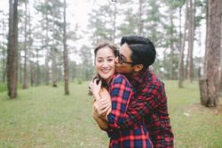 'Vợ già chồng trẻ' đã sao, cặp đôi này vẫn hạnh phúc viên mãn