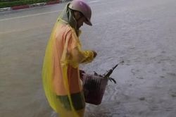 Cô gái nhặt rác ở miệng cống giữa mưa 'đốn tim' cộng đồng mạng