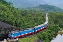 Giảm giá vé tàu Thống nhất, miễn cước chuyển hàng cứu trợ đến miền Trung