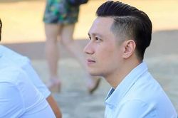 Diễn viên Việt Anh chụp góc nghiêng với sống mũi cao